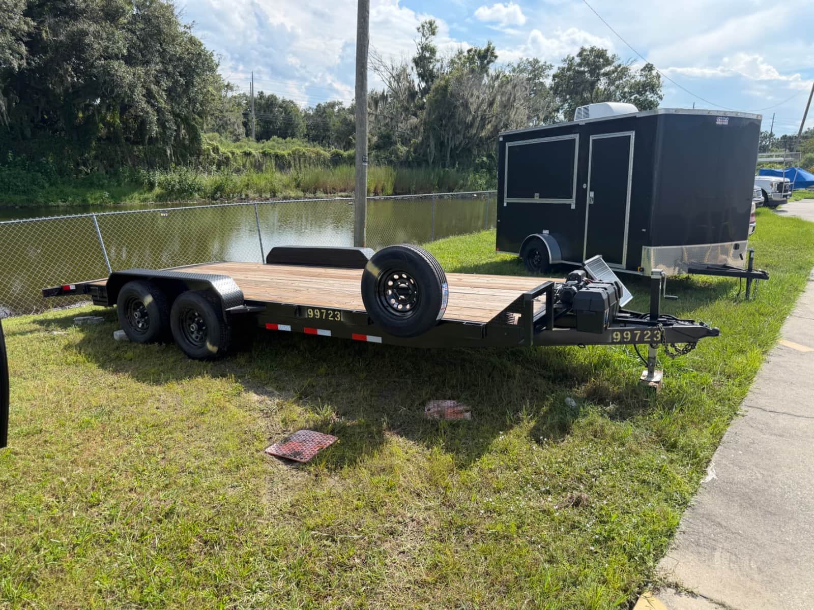 20' x 7' Carhauler Flatbed 10k Trailer w/Winch